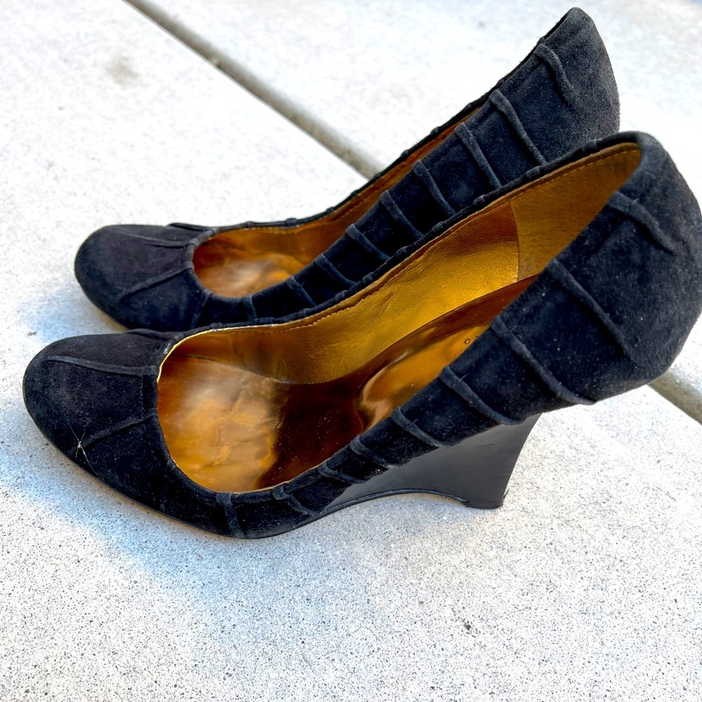 Black Guess Wedge